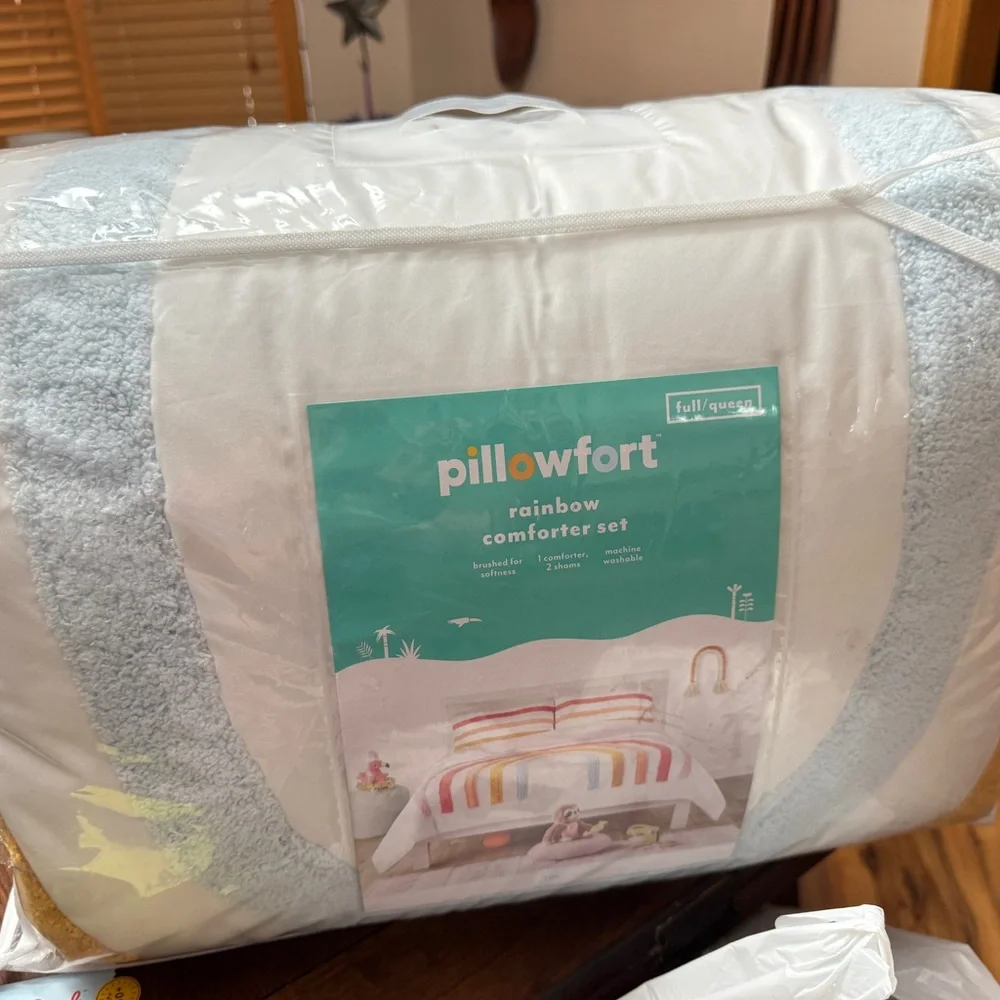 Pillowfort Rainbow Comforter Set F/Q